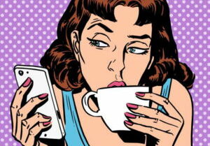 Single Frau mit Smartphone trinkt Kaffee